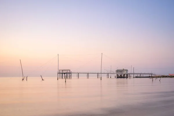 Panoramablick Auf Fischerhütten Fluss Bei Sonnenaufgang Mit Typisch Italienischer Fischermaschine — Stockfoto