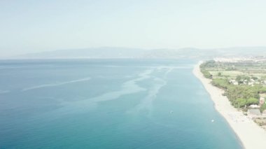 Güneşli bir günde güzel Akdeniz ve sahil manzarası, sırt üstü deniz manzarası ve tepe, Simeri Mare, Calabria, Güney İtalya