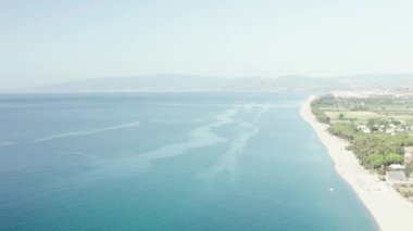 Güneşli bir günde güzel Akdeniz ve sahil manzarası, sırt üstü deniz manzarası ve tepe, Simeri Mare, Calabria, Güney İtalya