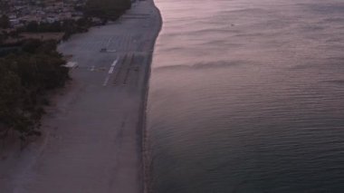 Gündoğumunda güzel Akdeniz ve sahil manzarası Calabria denizi, Simeri Mare, Güney İtalya