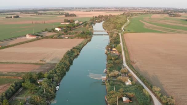 用典型的意大利捕鱼机器 Trabucco Lido Dante Fiumi Uniti Ravenna在Comacchio山谷附近的河流上捕鱼屋的空中景观 — 图库视频影像
