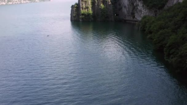 Беспилотный Снимок Озера Изео Залив Болота Около Города Лувер Бергамо — стоковое видео