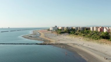 Tipik Adriyatik kıyıları. Lido Adriano kasabası, Adriyatik kıyısı, Emilia Romagna, İtalya..