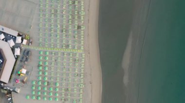 Şemsiyeli kumlu kumsal manzarası, tipik Adriyatik kıyıları. Lido Adriano kasabası, Adriyatik kıyısı, Emilia Romagna, İtalya.