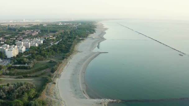 Luchtfoto Van Zandstrand Met Parasols Typische Adriatische Kust Zomer Vakantie — Stockvideo