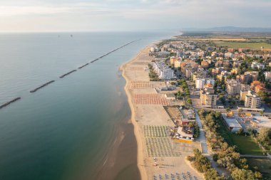 Tipik Adriyatik kıyıları. Lido Adriano kasabası, Adriyatik kıyısı, Emilia Romagna, İtalya..