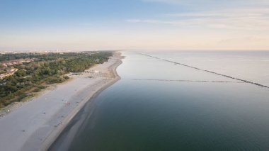 Tipik Adriyatik kıyıları. Lido Adriano kasabası, Adriyatik kıyısı, Emilia Romagna, İtalya..
