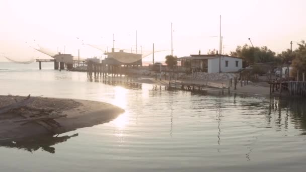 Paisaje Cabañas Pesca Río Amanecer Con Típica Máquina Pesca Italiana — Vídeo de stock