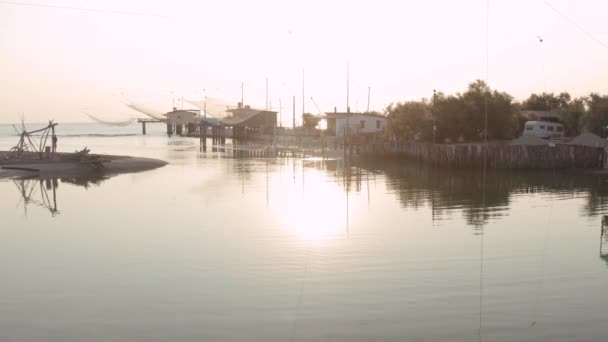 トラブッコ ダンテ コマッチョ渓谷近くのFumi Unitiラヴェンナと呼ばれる典型的なイタリアの釣りマシンで日の出時に川の釣り小屋の風景 — ストック動画