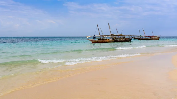 Zanzíbar playa pescadores barco — Foto de Stock