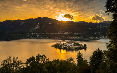 San Giulio Island günbatımı Hdr sürümü