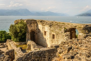 Catullus Harabeleri mağaraları