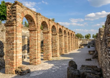 Catullus Cryptoporticus mağaraları