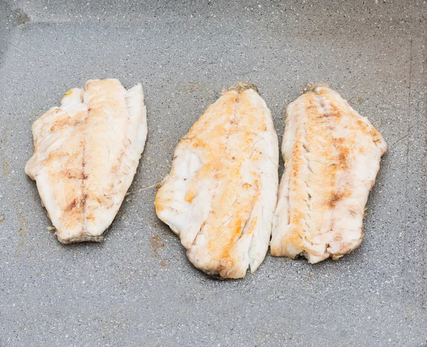 Filets Fisch aus nächster Nähe gegrillt — Stockfoto