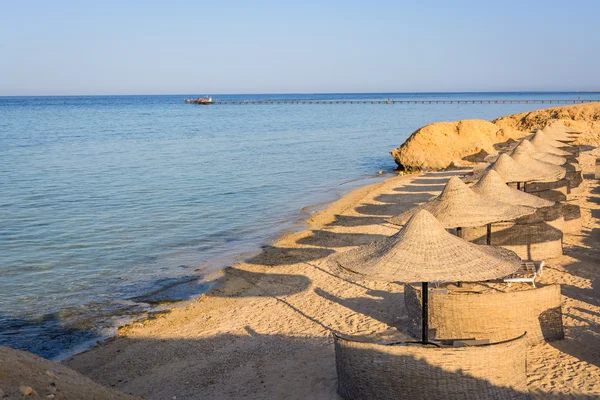 Ombrelloni egiziani in spiaggia — Foto Stock