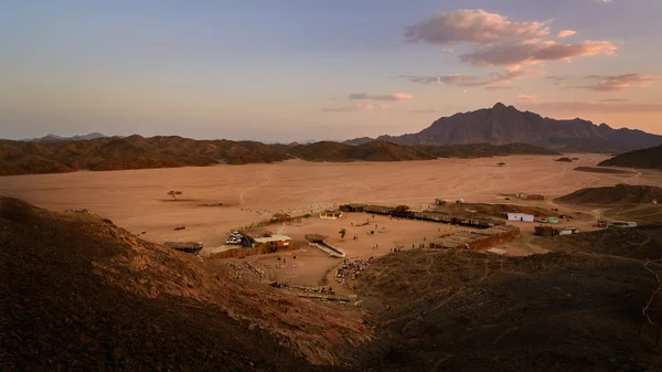 Beduínský tábor při západu slunce — Stock fotografie