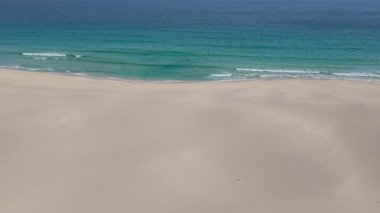 Morro de Areia Doğal Rezervi olağanüstü güzellikte ve ekolojik öneme sahip bir yerdir. Turkuaz okyanus, kumlu sahil, çöl kum tepeleri ve lüks tatil beldesi, Boa Vista, Cape Verde