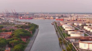 İHA, kimyasal, petrokimya ve liman endüstrileri, Ravenna, İtalya 'yı gösteriyor.