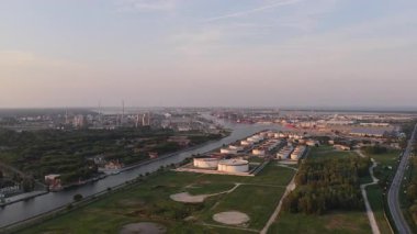 Ravenna 'nın sanayi ve liman bölgesinin hava manzarası, güneş batımında kimyasal ve petrokimyasal bir kutup, termoelektrik ve metalürjik santrallerden oluşur.