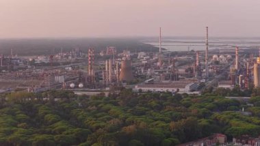 Günbatımında, Ravenna, İtalya 'da kimyasal, petrokimyasal ve liman endüstrilerini sergileyen Panorama