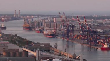 Panorama, kimyasal, petrokimyasal ve liman endüstrileri, Ravenna, İtalya