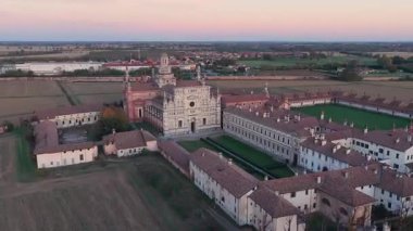 Gün batımında Certosa di Pavia hava manzarası (Gratiarum Carthusia, Santa Maria delle Grazie Manastırı - Sec. XIV), Pavia, İtalya.