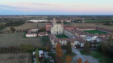 Gün batımında Certosa di Pavia hava manzarası (Gratiarum Carthusia, Santa Maria delle Grazie Manastırı - Sec. XIV), Pavia, İtalya.