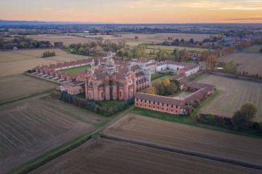 Gün batımında Certosa di Pavia hava manzarası (Gratiarum Carthusia, Santa Maria delle Grazie Manastırı - Sec. XIV), Pavia, İtalya.