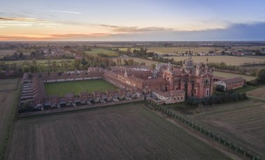 Gün batımında Certosa di Pavia hava manzarası (Gratiarum Carthusia, Santa Maria delle Grazie Manastırı - Sec. XIV), Pavia, İtalya.