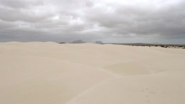 Bulutlu bir günde Viana çölünde kum tepeleri, arka plan dağları, Boa vista, Cape Verde.