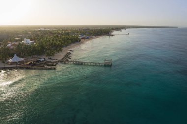Gün batımında Karayip Denizi 'nde güzel bir sahil. Plajın ve deniz fenerinin havadan görünüşü, Bayahibe, La Romana, Dominik Cumhuriyeti.
