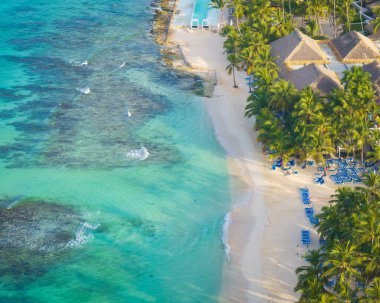 Bayahibe plajı, yolculuğunda pürüzsüz yeşil suyla, La Romana, Dominik Cumhuriyeti