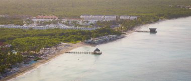 Güneş doğarken yumuşak yeşil suyu olan Bayahibe plajı, La Romana, Dominik Cumhuriyeti