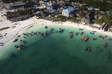 Tanzanya 'nın Zanzibar adasında, uzun kuyruklu güzel kristal berrak su ve beyaz plaj manzarası