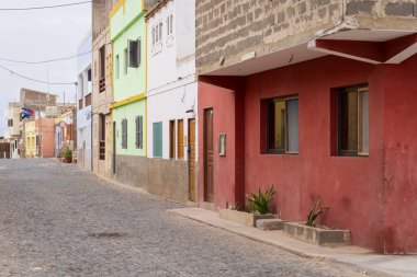 Boa Vista Adası 'ndaki tipik renkli evler. Yerli köyü, Afrika, Cape Verde' deki mütevazı evler..