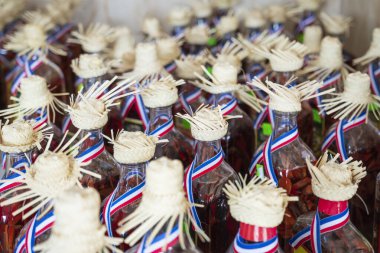 Mamajuana şişeleri satılmaya hazır, mamamajuana, Dominik Cumhuriyeti 'nden tipik bir alkollü içecek..