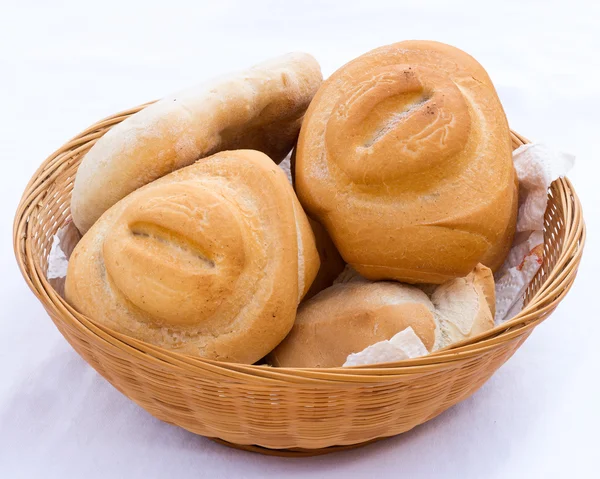 Chleb w wiklinowym koszu — Zdjęcie stockowe