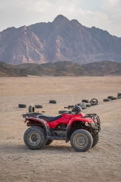 Çölde ATV quad Bisiklet