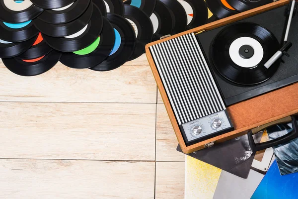 Schallplatten und Grammophon — Stockfoto