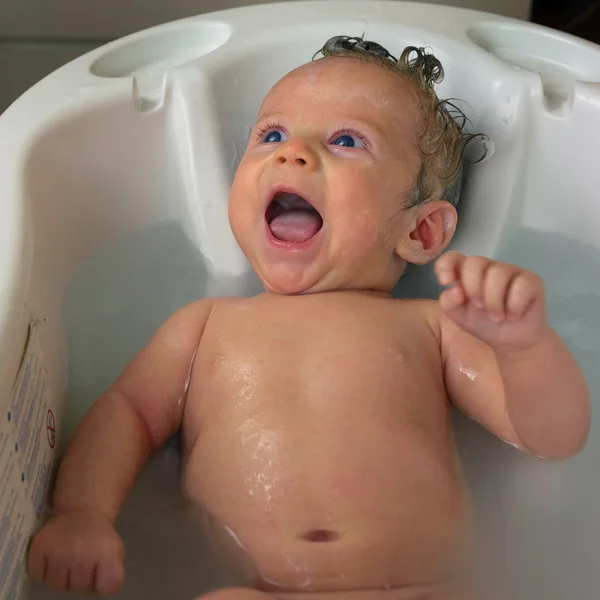 Recién nacido en el baño — Foto de Stock