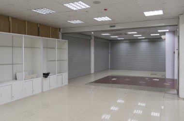 Alışveriş merkezinde dükkanlar kapalı. Rusya krizi.