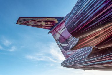 ZNOJMO, CZECH REPUBLIC - 19 Nisan 2020: Uçak - Il-62 restoranı. Çek Cumhuriyeti ile Avusturya sınırında Znojmo kasabası yakınlarındaki büyük gümrüksüz eğlence ve alışveriş merkezi. Excalibur Şehri.