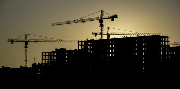 Bir bina yapım aşamasında batımında silüeti