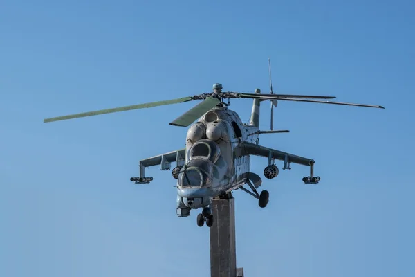 Monumento Mi-24 helicóptero na cidade de Lyubertsy Moscou Região . — Fotografia de Stock
