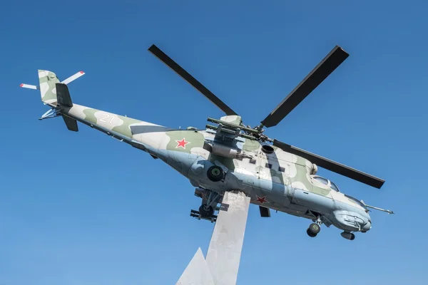 Вертоліт МІ-24 пам'ятника в місті Люберці Московської області. — стокове фото
