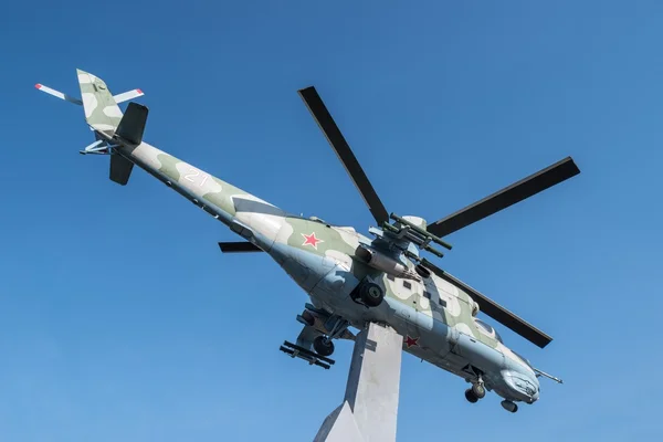 Emlékmű Mi-24 helikopter a város Lyubertsy Moscow Region. — Stock Fotó