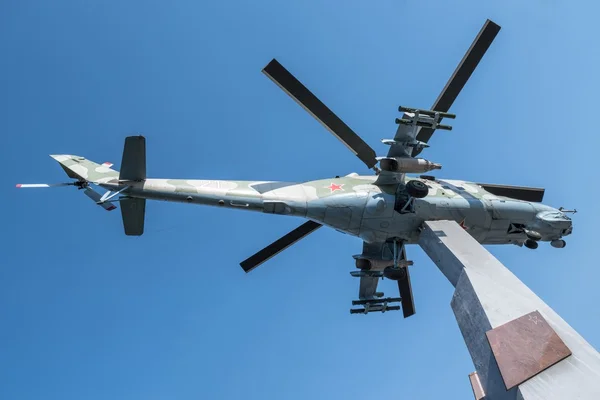 Monumento Mi-24 helicóptero na cidade de Lyubertsy Moscou Região . — Fotografia de Stock