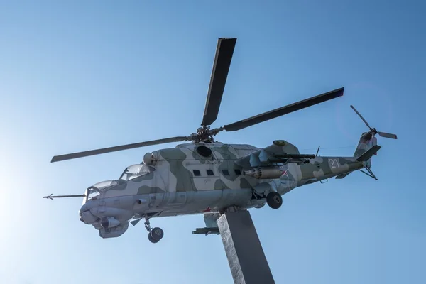 Памятник вертолету Ми-24 в городе Люберцы Московской области . — стоковое фото