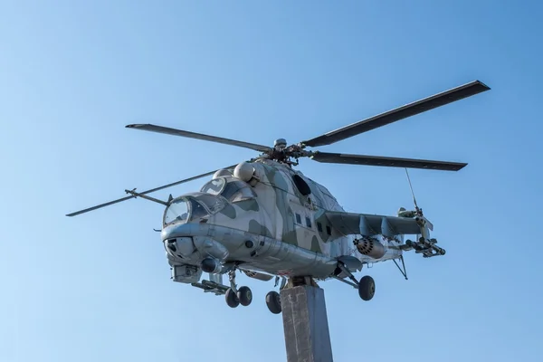 Вертоліт МІ-24 пам'ятника в місті Люберці Московської області. — стокове фото