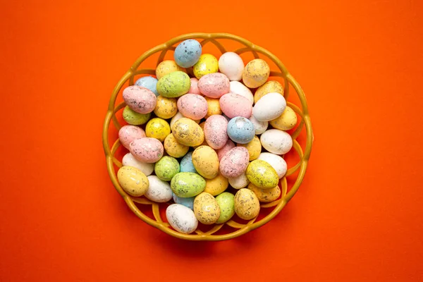 Πολύχρωμα Πασχαλινά Αυγά Στο Καλάθι Πορτοκαλί Φόντο Ανοιξιάτικες Διακοπές Εικόνα Αρχείου